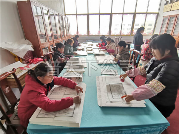 技術(shù)老員工把印好的宗譜折頁